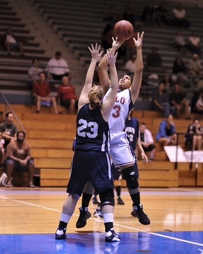 20090110_uhh-nddnu0201 Hilo's Hotia Vaaimamao takes a short jumper over NDNU's #23 Jennifer Dreessen.