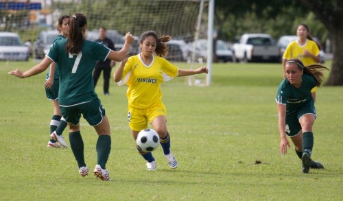 20090126_nathalie-orevillo Hilo Viking Nathalie Orevillo (2), center, works through a pair of Konawaena Wildcat players Anuhea Fleming (7), left, and Kauanani Wall (4) during the BIIF regular season title game in Hilo.
