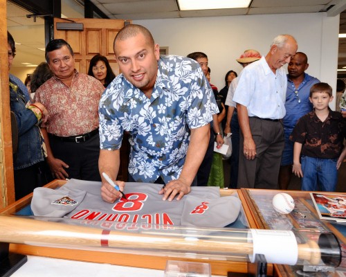 haw247_8319 Victorino signing a Philadelphia Phillies World Series jersey for a lucky fan.