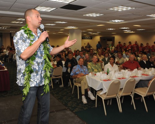 haw247_8399 Shane Victorino speaking to the over 300 Vulcan supporters.