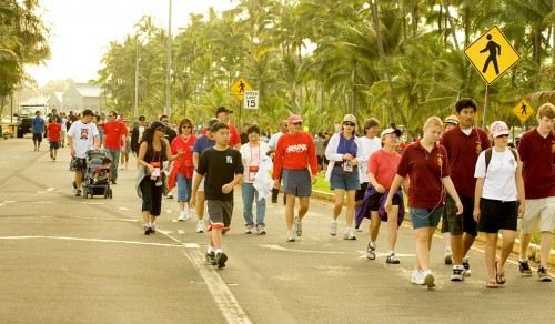 heartwalk001 Heart Walk participants halfway through the 2.2-mile route. The event featured free health screenings, keiki games, refreshments and entertainment.