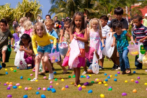 queensmarketeaster_z3h0389-webr QUEENS MARKETPLACE / MICHAEL DARDEN PHOTOGRAPHY Kids scamble for Easter eggs during the Great Waikoloa Easter Egg Hunt Saturday at Queens MarketPlace in Waikoloa Resort.