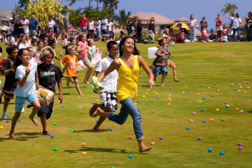 queensmarketeaster_z3h0428-webr QUEENS MARKETPLACE / MICHAEL DARDEN PHOTOGRAPHY Kids scamble for Easter eggs during the Great Waikoloa Easter Egg Hunt Saturday at Queens MarketPlace in Waikoloa Resort.