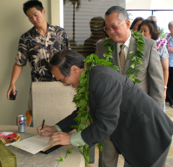 ibarrasign Third Circuit Judge Ronald Ibarra signs the oath as his son-in-law Neal and Chief Justice Ronald Moon look on Monday, May 4 in Keauhou. (Hawaii247.com photo by Karin Stanton)