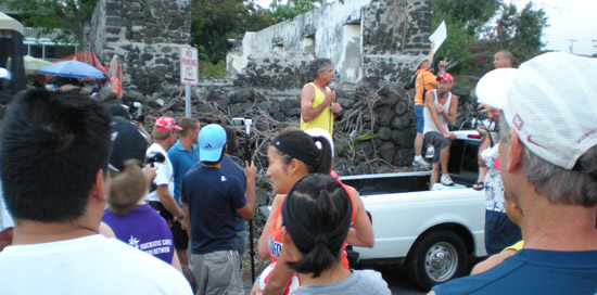 frankshorter Double Olympic medalist Frank Shorter (in yellow) gives a pre-race pep talk Sunday. (Hawaii247.com photo by Karin Stanton)