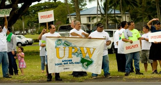 20090630_upw-hgea-rally UPW and HGEA union members rallied at Hilo Bayfront Tuesday (June 30) against possible layoffs by the state. Photography by Baron Sekiya/Hawaii247.com