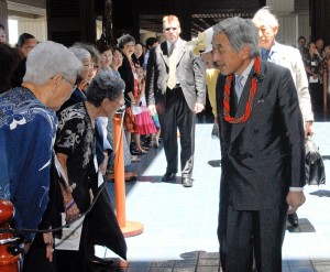 Japan Emperor Emperor Akihito and Empress Michiko of Japan greet well wishers from the east side of the Big Island at the Mauna Kea Beach Resort. Photo by Laura Shimabuku