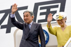 20090716_emperor-empress Emperor Akihito and Empress Michiko of Japan bid aloha to the Big Island at Kona International Airport.