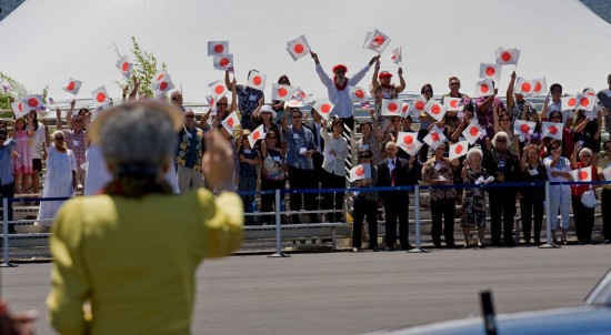 20090716_empress-waves Empress Michiko waves to the crowd of supporters at Kona International Airport as they board their motorcade to the Mauna Kea Beach Resort.