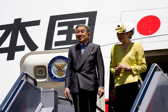 20090716_japan-emperor-arrival Emperor Akihito and Empress Michiko of Japan arrival at Kona International Airport Thursday morning (July 16).