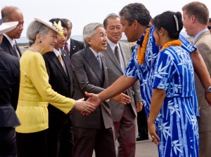 20090716_mayor-emperor Emperor Akihito and Empress Michiko of Japan bid aloha to Mayor Billy Kenoi and his wife Takako at Kona International Airport.