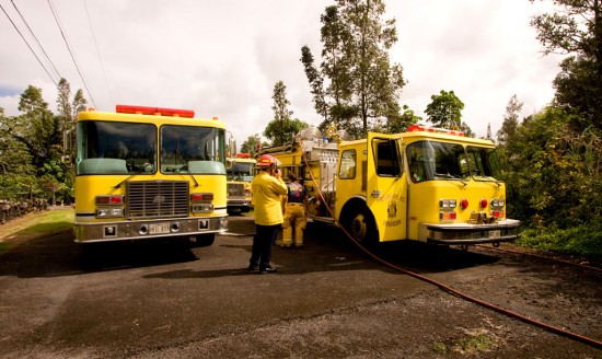 20090926_hi-beach-fire2 Fire/rescue crews on Lalakea Street extinguished a brushfire in a grassy open area.