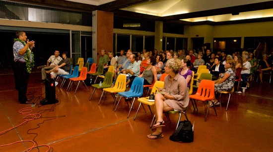 20091013_mayor-kona-crowd Mayor Billy Kenoi at a 'talk-story' session in the Kona Imin Center in Holualoa.