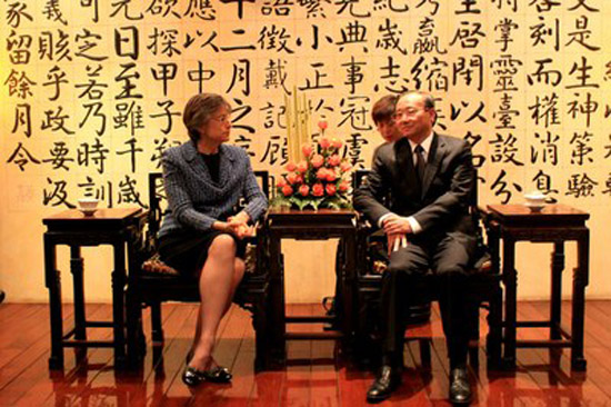 LingleQiwei Gov. Linda Lingle meets with Shao Qiwei, chairman of the China National Tourism Administration. (Photo courtesy of The Governor's Office)