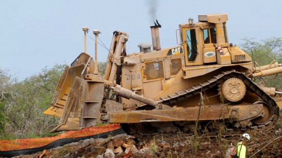 20100823_ane-keohokalole-d11 A D-11 bulldozer works on cutting the the final few hundred yards to Palani Road on the Ane Keohokalole Highway project Monday (Aug 23). Photography by Baron Sekiya | Hawaii 24/7