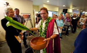 20110802_hmc-trama002 Kumu James “Kimo” Luluhiwalani Awai III performs a blessing and prayer for the ceremony at Hilo Medical Center.