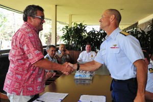 kenoi-uscg Hawaii County Mayor Billy Kenoi, left, shakes hands with Rear Adm. Charles W. Ray, commander of the 14th Coast Guard district after signing a memorandum of agreement Thursday (Feb 2). The memorandum coordinates local and federal responders together while conducting search and rescue missions. U.S. Coast Guard photo by Petty Officer 3rd Class Anthony L. Soto