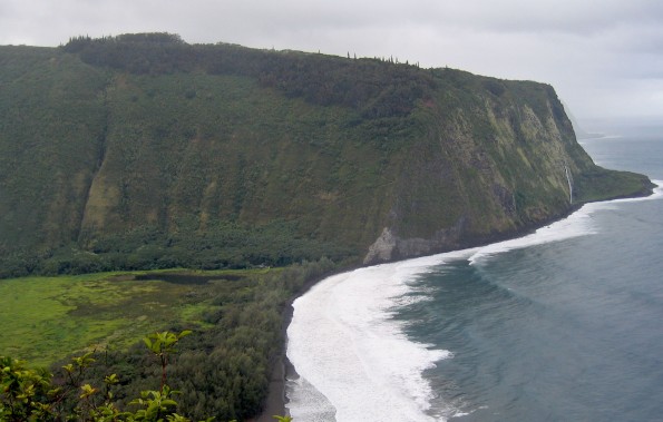 20060105-waipio-valley-muliwai-trail The Muliwai Trail can be seen zig-zagging up the Western wall of Waipio Valley where it leads to Waimanu Valley. Hawaii 24/7 File Photo
