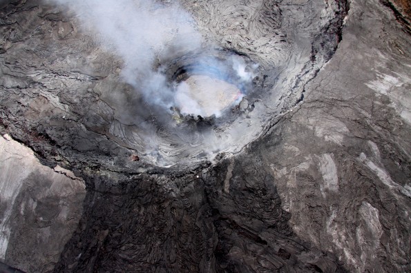 20120615_usgs-puuoo-E A close-up of the lava pond in the eastern portion of Pu‘u ‘O‘o crater Friday (June 15). The lava pond is about 30 meters (100 ft) in diameter. The dark lava flows at the bottom of the photo are crater overflows that swept down the east flank of Pu‘u ‘O‘o in September 2011. Photo courtesy of USGS/HVO