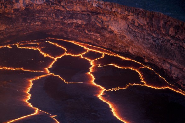 20121022_usgs-halemaumau-close Incandescent lines mark the boundaries between migrating crustal plates on the surface of the lava lake in Halemaumau crater. Here, and at other lava lakes across the world, these rifting zones have a characteristic zigzag pattern. Photo courtesy of USGS/HVO