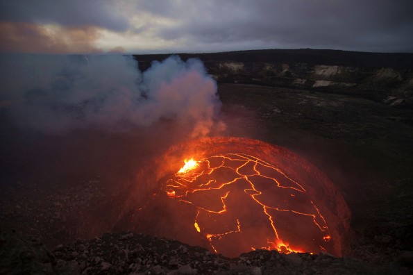 20121022_usgs-halemaumau-overlook-vent The lava remains at a high level, with high stands reaching 33 m (110 feet) below the floor of Halemaumau crater. Photo courtesy of USGS/HVO