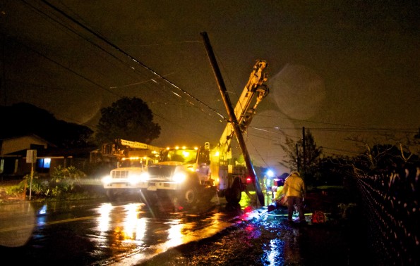 HELCO crews start work on a broken utility pole on the East side of Kilauea Avenue between Ohea Street and Puainako Street in Hilo. Photography by Baron Sekiya | Hawaii 24/7