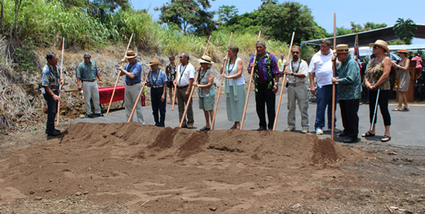 Kahu Brian Boshard leads Mayor Billy Kenoi and a slate of dignitaries in the ceremonial groundbreaking. (Hawaii 24/7 photo by Karin Stanton)