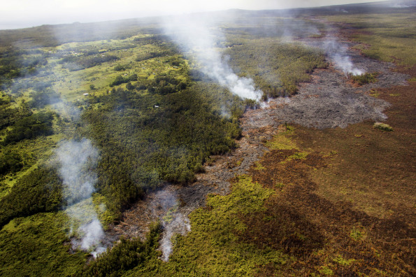 A closer look at the narrow flow front Friday, October 10, 2014. Kaohe Homesteads subdivision in the upper left portion of the image. Photo courtesy of USGS/HVO