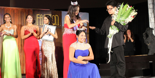 Jeanne Kapela pins the crown on Miss Kona Coffee 2015 Ariel Enriquez. (Hawaii 24/7 photo by Karin Stanton)