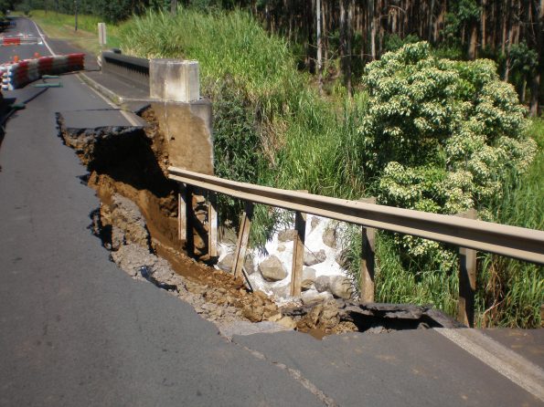 Damage along Hawaii Belt Road at Kawaili Bridge, near Paauilo, following the Kīholo Bay and Māhukona earthquakes of October 15, 2006. USGS photo.